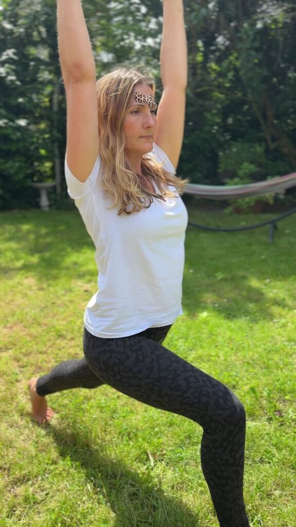 Anja Feierabend bei Yoga-Übungen im Garten