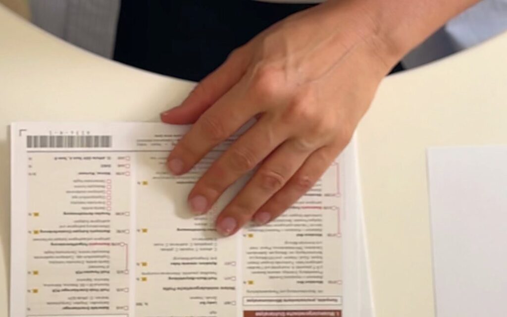Hand von Anja Feierabend auf einem Laborauftrag