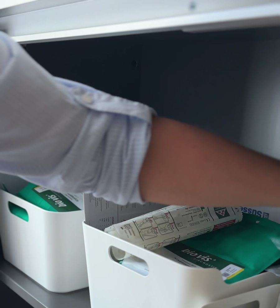 Testkits für Stuhl-, Speichel- und Blutanalysen im Praxisregal